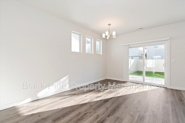 Building Photo - 3098 N Lochness Ave