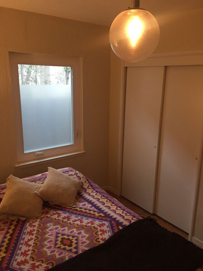 Building Photo - Cute Berkeley bungalow blocks from N. Berk...
