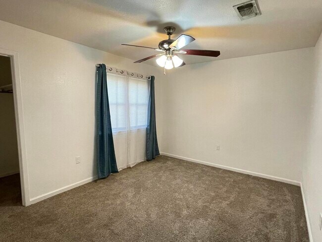 Building Photo - 606 Bayou Ln