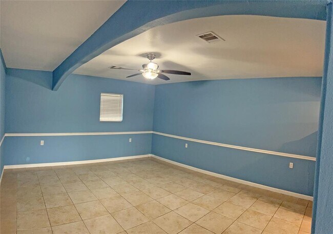 Building Photo - 1306 Loop Dr