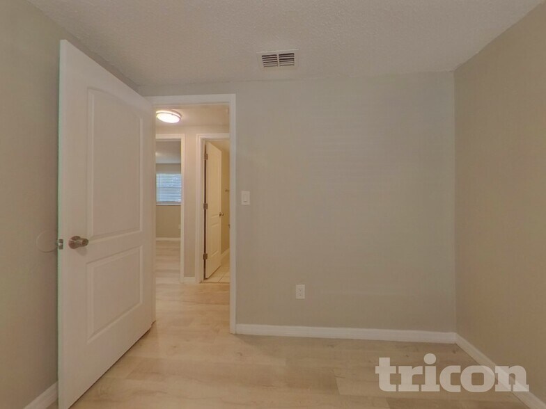 Building Photo - 1124 Jadewood Ave