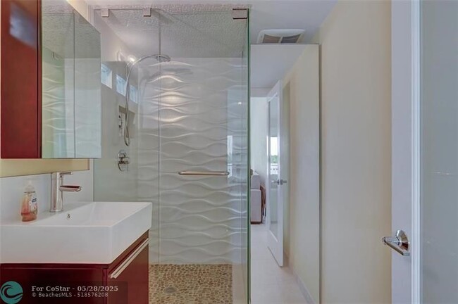 Building Photo - 1800 N Ocean Dr