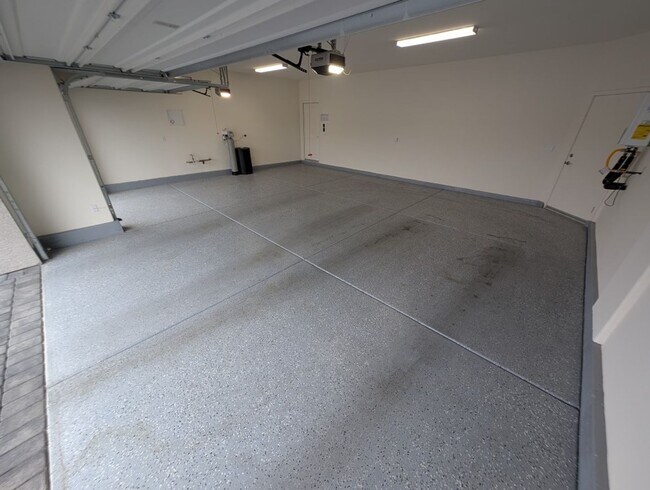 Building Photo - 1039 Forest Falcon Dr