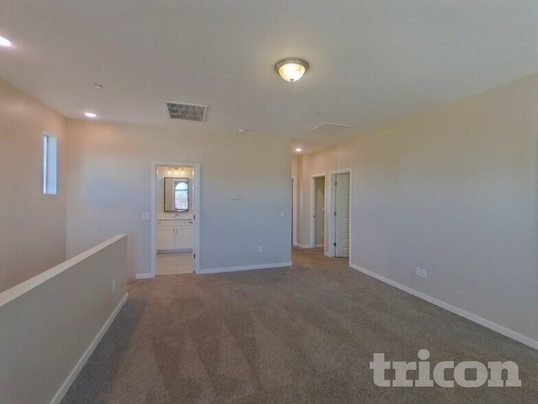 Building Photo - 1349 N Parkcrest