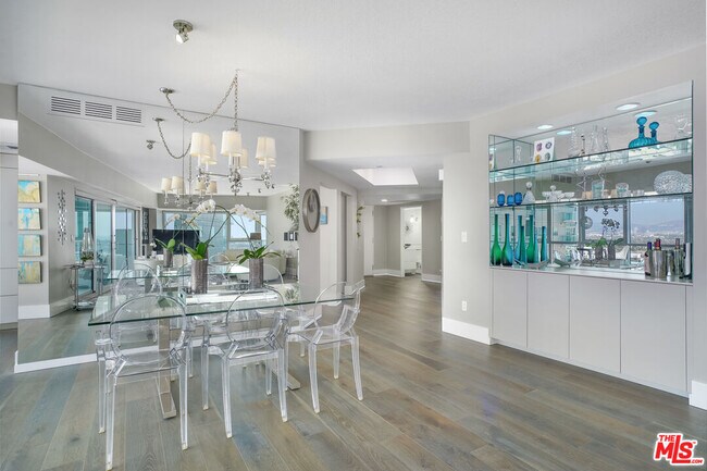 Building Photo - 13600 Marina Pointe Dr