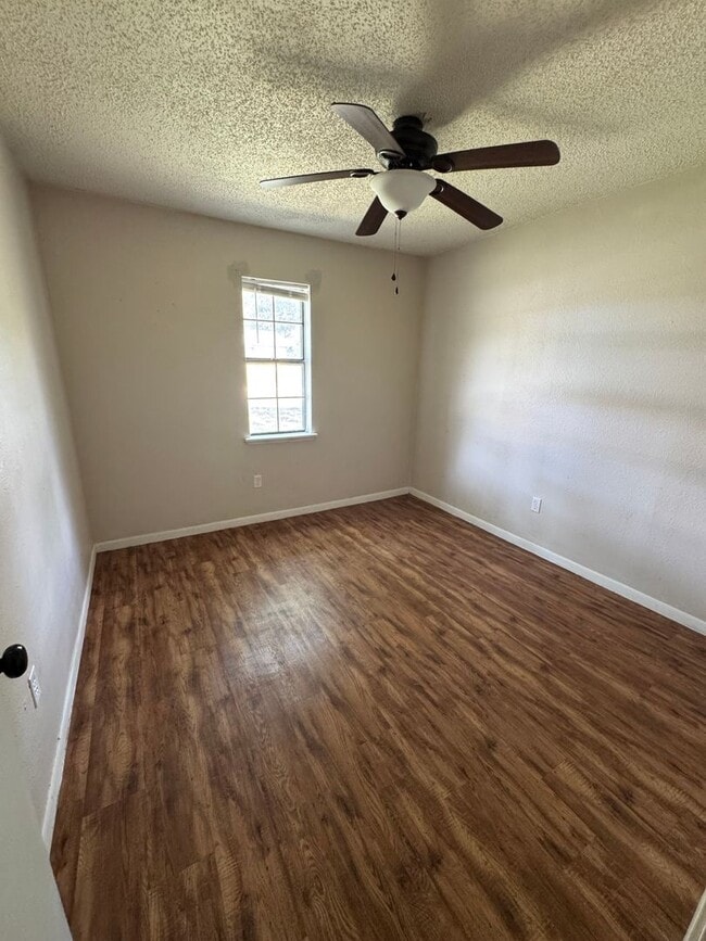 Building Photo - 3/1.5 Brick Home in West Lampasas