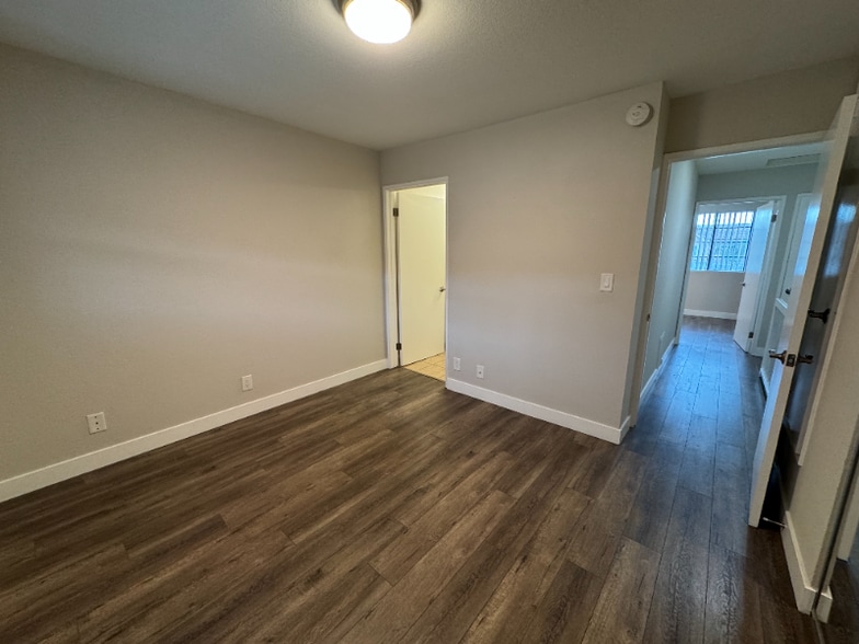 Building Photo - 514 E Valencia Ave