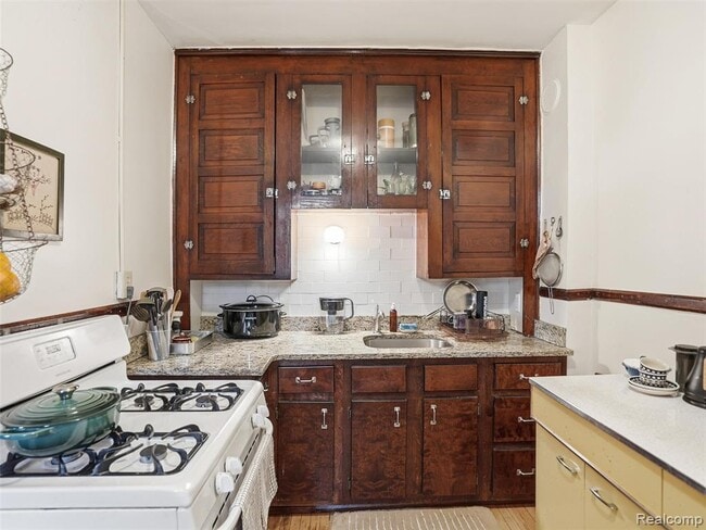 Building Photo - 2000 Dalzelle St