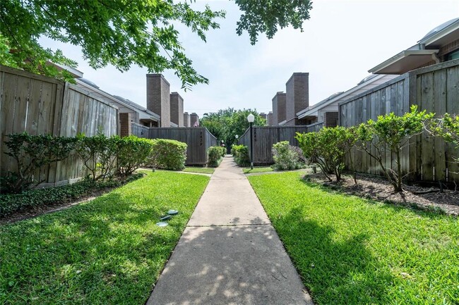 Building Photo - 2833 Panagard Dr
