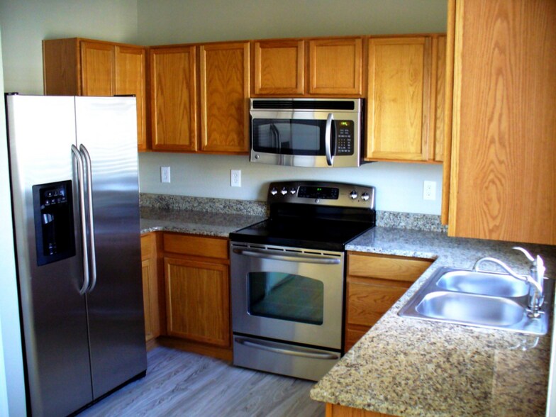 Building Photo - 2484 St Paul Dr