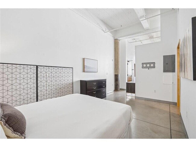 Building Photo - 700 N Washington Ave