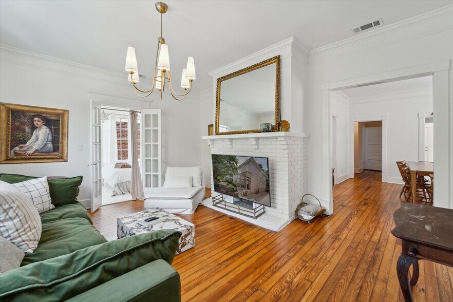 Building Photo - 211 W 40th St