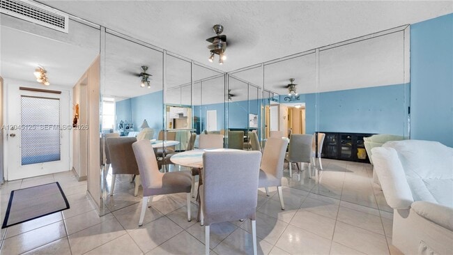 Building Photo - 2861 Somerset Dr