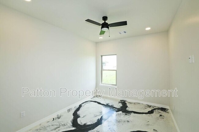 Building Photo - 8889 Redbud Rd