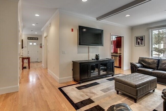 Building Photo - 142 Bigelow St