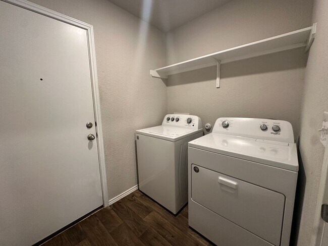 Building Photo - Classic Three Bedroom Two Bath Home in a Great Neighborhood