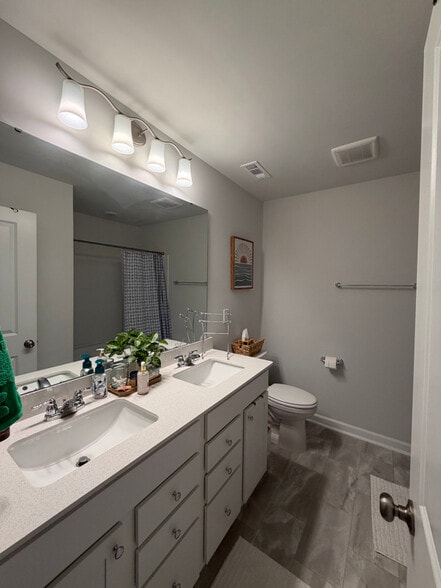 Building Photo - 811 Falls Grove Trl