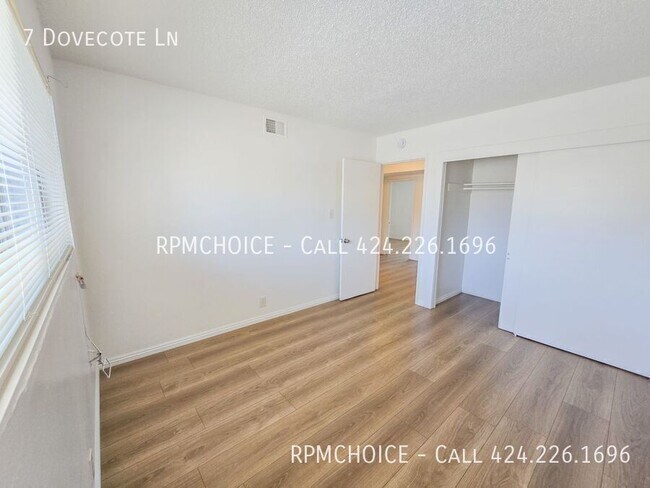 Building Photo - 7 Dovecote Ln