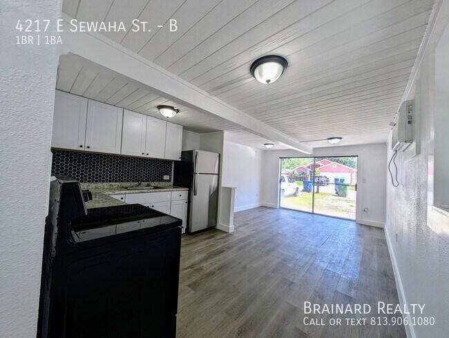 Building Photo - 4217 E Sewaha St
