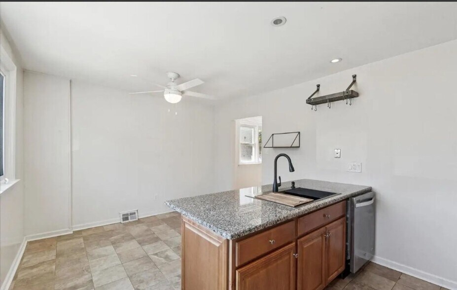 Building Photo - 7504 Valley Ave