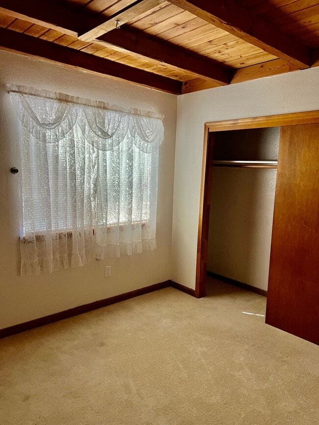 Building Photo - Beautiful 3 Bedroom 2 Bath Home with priva...