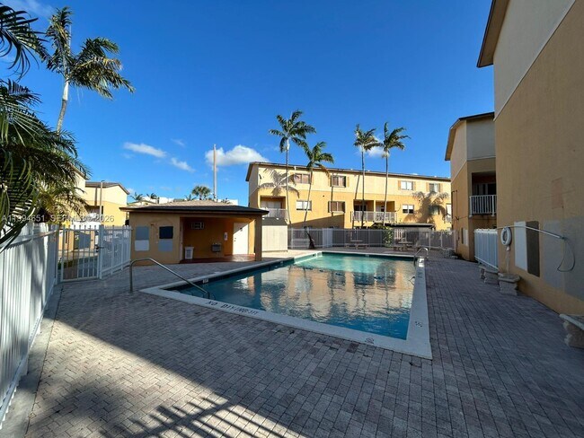 Building Photo - 6255 SW Kendale Lakes Cir