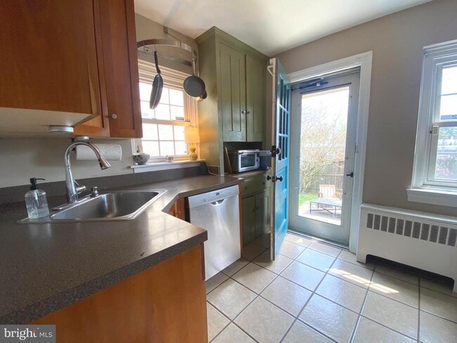 Building Photo - 20 E Abington Ave