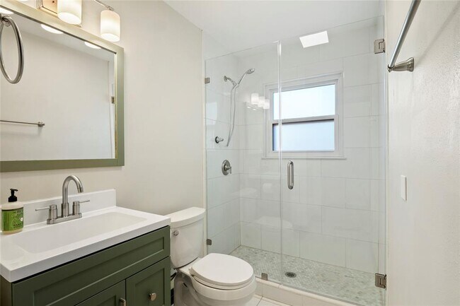 Building Photo - 904 Plateau Cir