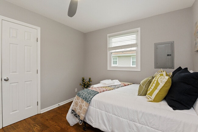 Building Photo - 6309 Thunderbird Dr