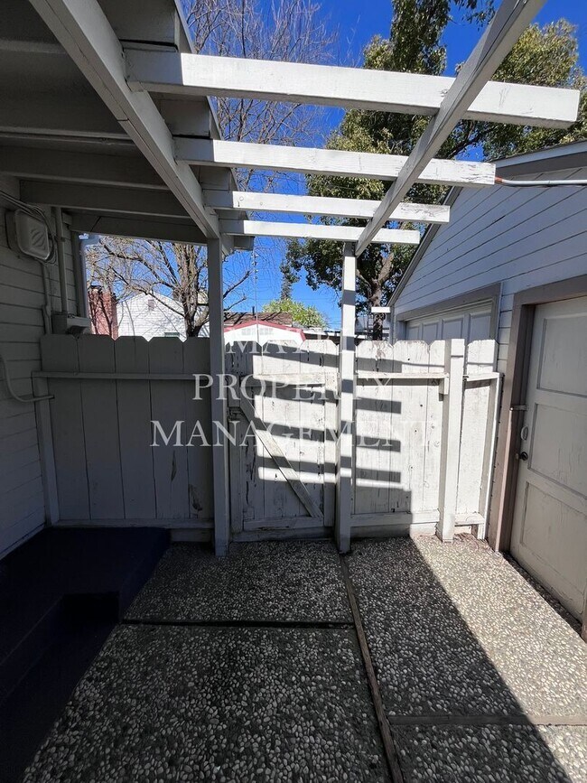 Building Photo - 548 Esgar Ave