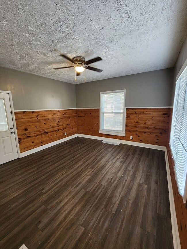 Building Photo - 4 Bedroom 1 bath