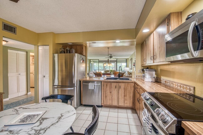 Building Photo - 11186 Green Lake Dr