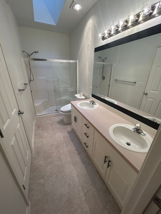 Building Photo - 3 Bed, 2 bath 3rd floor Condo w/garage in ...