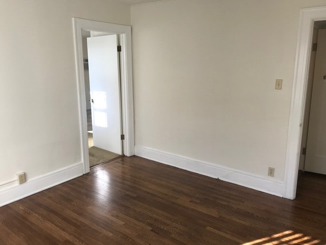 Building Photo - 2833 Somerset Dr