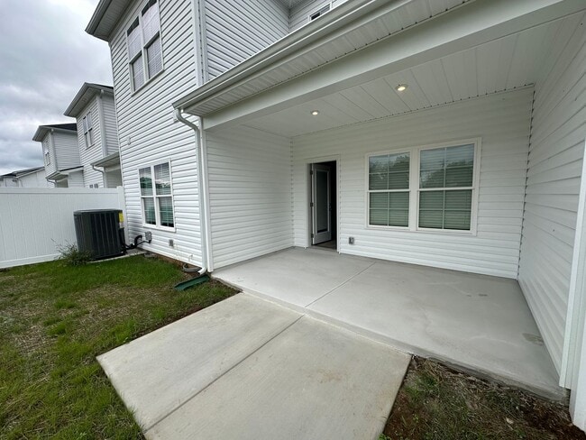 Building Photo - Brand New Townhome In Shelbyville - MOVE I...