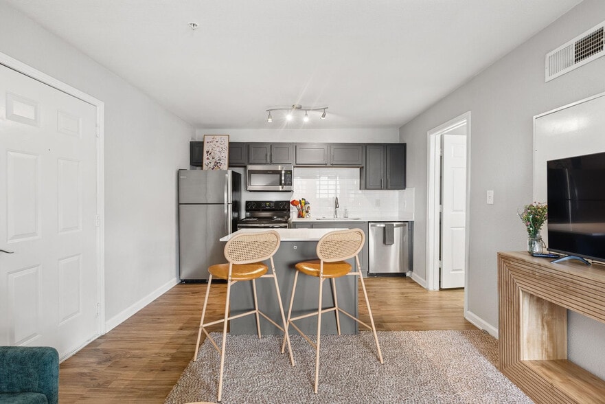 Building Photo - 8054 Exchange Dr