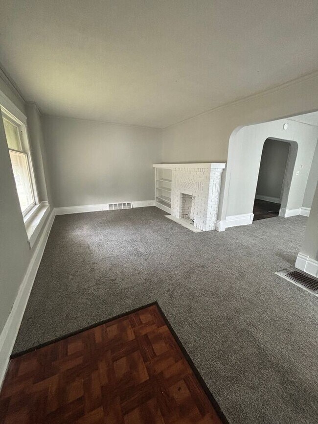 Building Photo - Stunning 4 beds 1 bath in Cleveland!