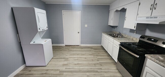 Building Photo - 1013 Reynosa St