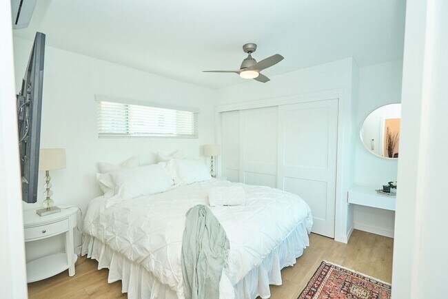 Building Photo - FURNISHED Modern One Bedroom+Loft Coronado! In Unit W/D! AC! Assigned Parking!