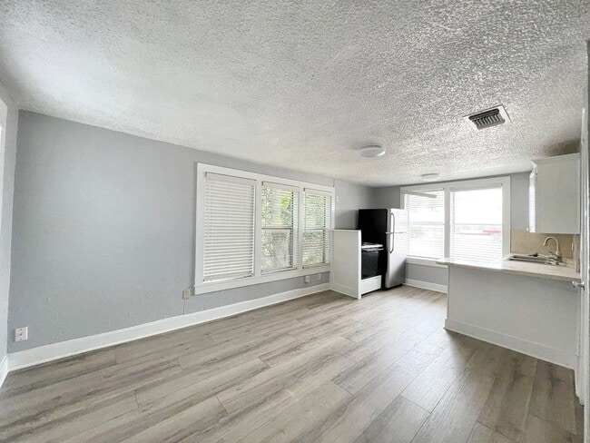 Building Photo - 5637 Birchman Ave