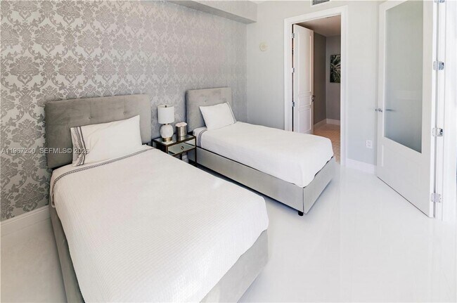 Building Photo - 18101 Collins Ave