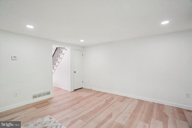 Building Photo - 1925 Dutch Village Dr