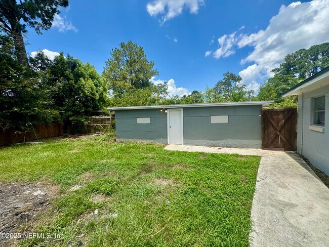 Building Photo - 2366 Betsy Dr