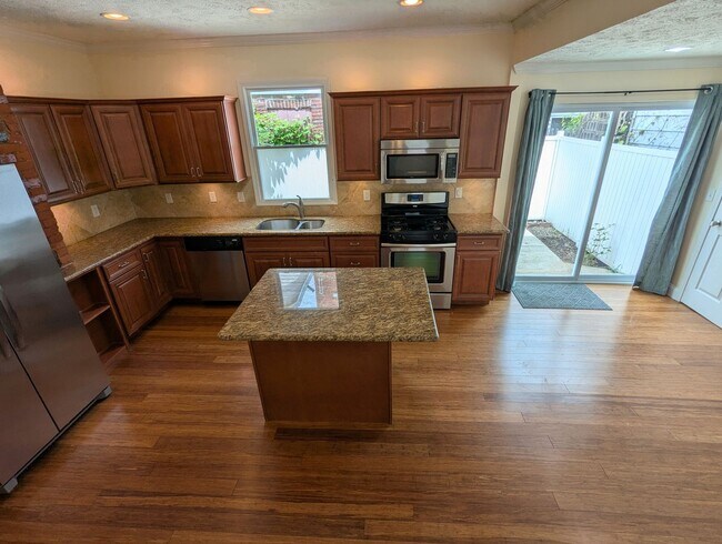 Building Photo - Spacious 2 Bedroom, 2.5 Bathroom Single Family Home (South Side Flats)