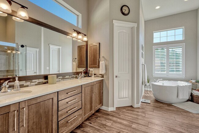 Building Photo - LUXIOUROUS 6 BED/6 BATH HOME IN SANCTUARY ...