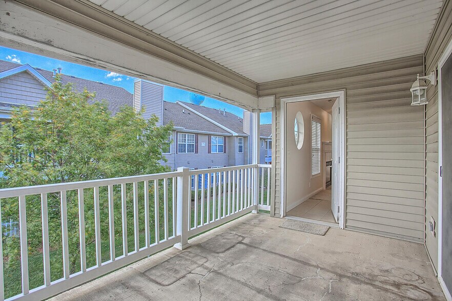 Building Photo - 703 N Prairie View Rd