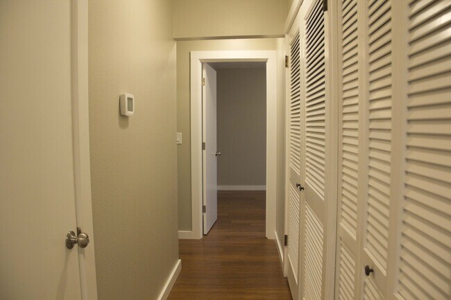 Building Photo - 2bed/2bath, W/D in unit, garage, and all d...