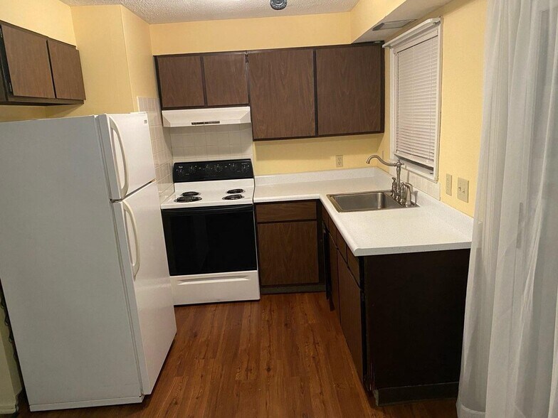 Building Photo - 50 N Cres Dr