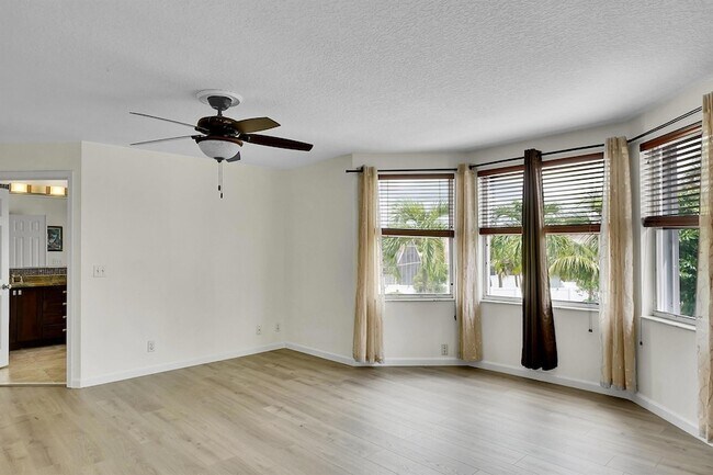 Building Photo - 3354 Greenview Terrace W