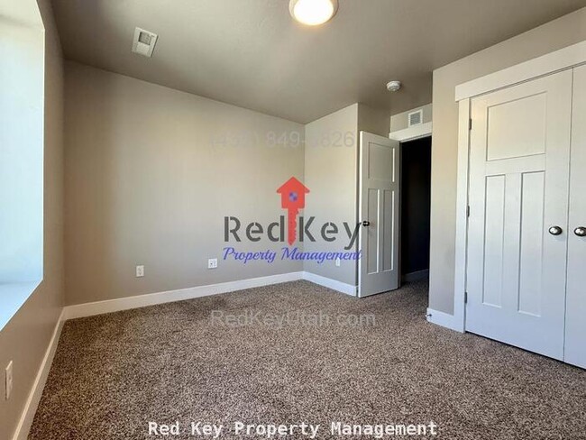 Building Photo - Glen Eagles Ct. Townhouse